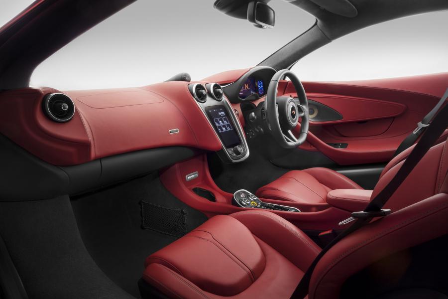 Интерьер McLaren 570GT 2016 года  (UK) (фото 2 из 125)